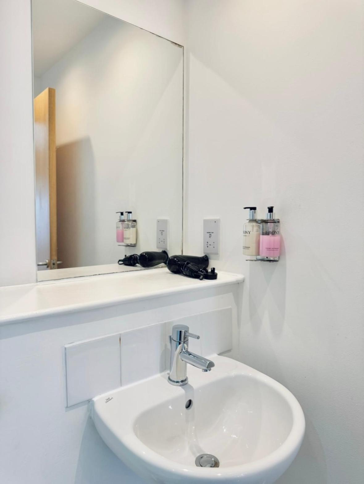 Modern Two Bedroom Apartments 爱丁堡 外观 照片