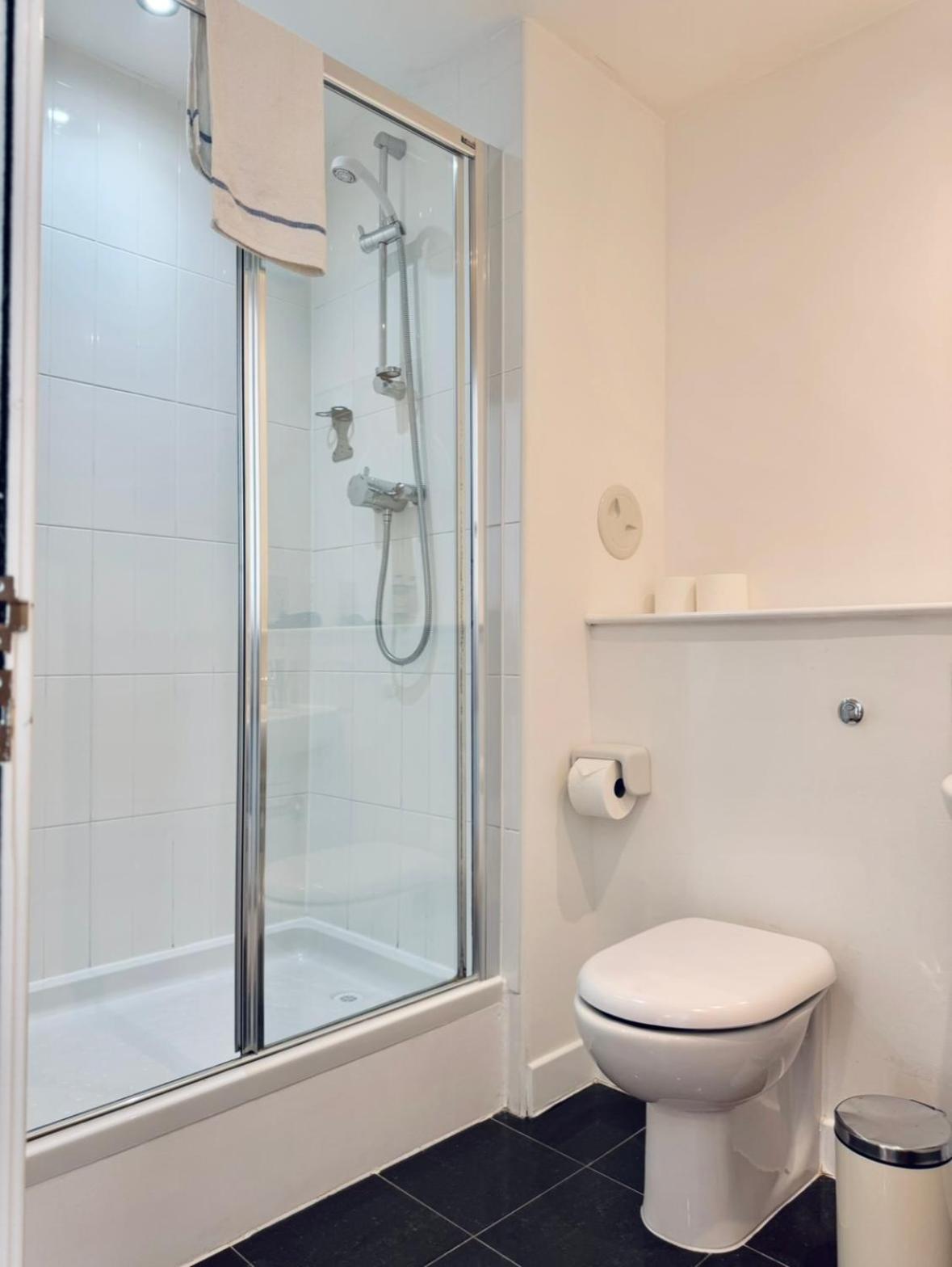 Modern Two Bedroom Apartments 爱丁堡 外观 照片
